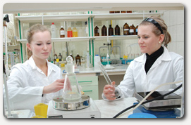 w laboratorium